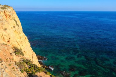 Yaz Atlantik kayalık Sahil (Algarve, Portekiz).