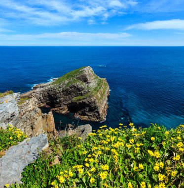 Cape Vidio kıyı şeridi (Asturias sahilleri, İspanya).