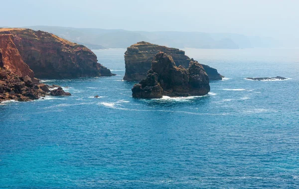 Verano Costa rocosa atlántica (Algarve, Portugal ). — Foto de Stock