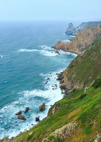 Vista de la costa atlántica en tiempo nublado, Portugal . — Foto de Stock