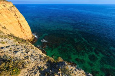 Yaz Atlantik kayalık Sahil (Algarve, Portekiz).