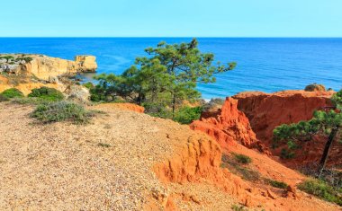 Atlantik kayalık sahil görünümü (Algarve, Portekiz).