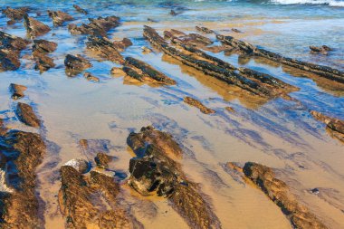 Kaya oluşumları kum plajındaki (Portekiz).