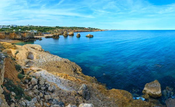 Costa rocosa atlántica (Albufeira, Algarve, Portugal) ). — Foto de Stock
