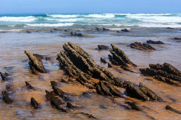 Formazioni rocciose sulla spiaggia sabbiosa (Portogallo ). — Foto Stock