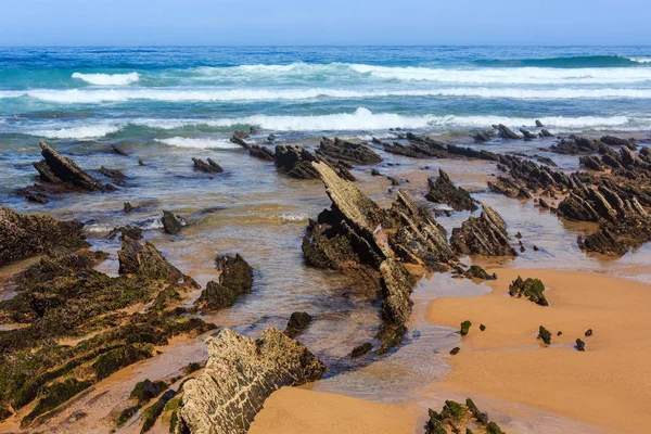 Formazioni rocciose sulla spiaggia sabbiosa (Portogallo ). — Foto Stock