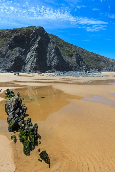 Formaciones rocosas en la playa de arena (Portugal ). — Foto de Stock