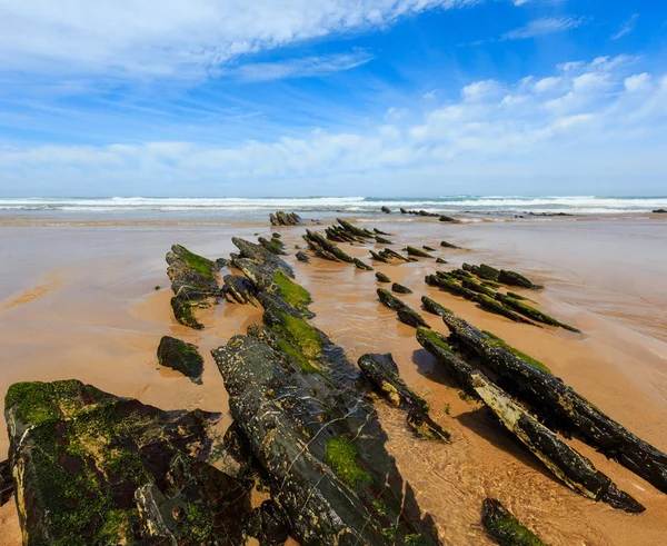 Скалы на песчаном пляже (Португалия) ). — стоковое фото