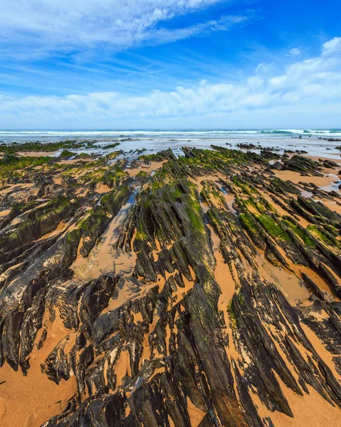 Formazioni rocciose sulla spiaggia sabbiosa (Portogallo ). — Foto Stock