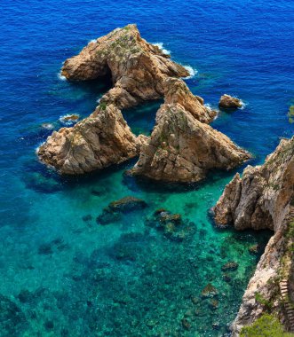 Yaz deniz kayalık sahil manzaralı (İspanya).