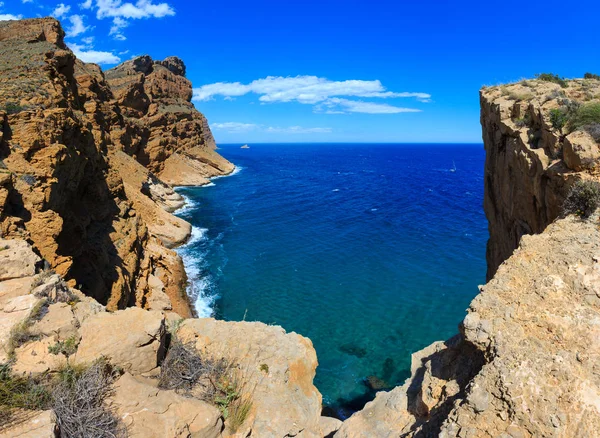 Літній морський краєвид узбережжя (Іспанія). — стокове фото