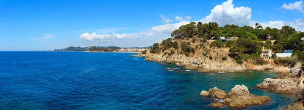 Verano mar costa rocosa vista (España ). — Foto de Stock