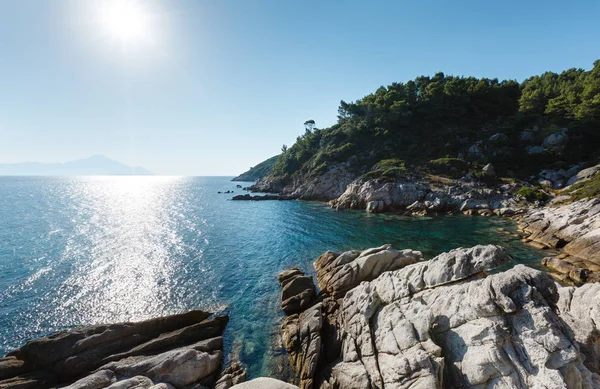 Mattina estiva Spiaggia di Platanitsi, Sithonia, Grecia . — Foto Stock