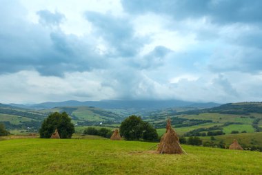 Akşam yaz dağ Vadisi.