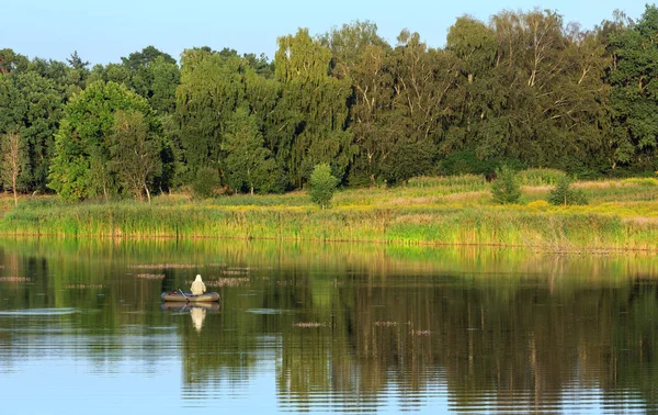 Wieczór latem jezioro krajobraz. — Zdjęcie stockowe