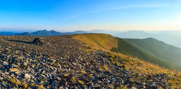 Widok na góry rano lato (Podkarpacie, Ukraina). — Zdjęcie stockowe