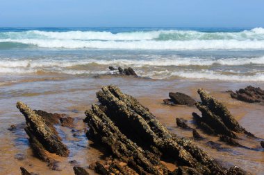 Kaya oluşumları kum plajındaki (Portekiz).