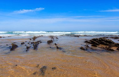 Kaya oluşumları kum plajındaki (Portekiz).