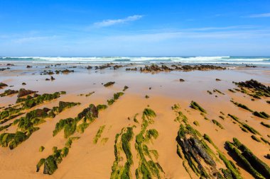 Kaya oluşumları kum plajındaki (Portekiz).