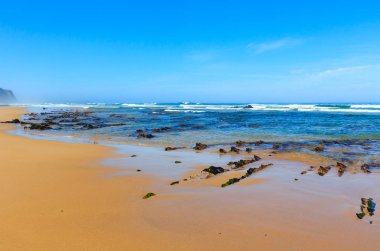 Kaya oluşumları kum plajındaki (Portekiz).