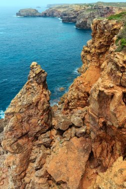 Yaz Atlantik kayalık Sahil (Algarve, Portekiz).