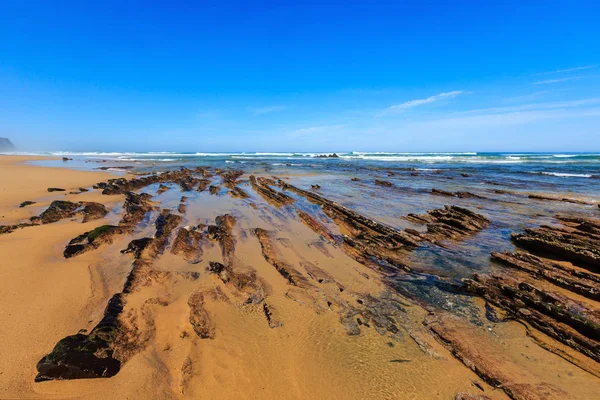 Formazioni rocciose sulla spiaggia sabbiosa (Portogallo ). — Foto Stock