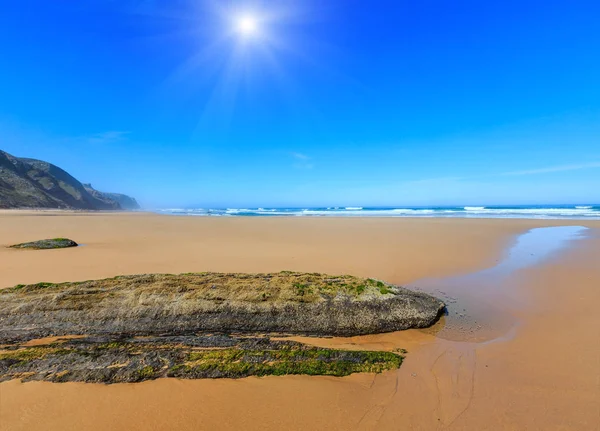 Playa soleada de verano (Portugal ). —  Fotos de Stock