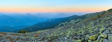 Yaz gündoğumu Karpat Dağları