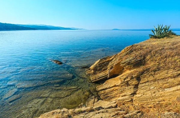 爱琴海沿岸，遮阳伞和希腊. — 图库照片