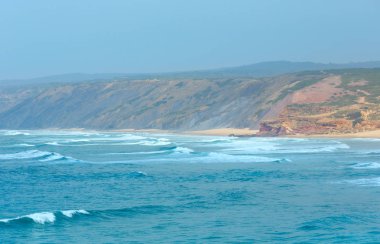 Yaz Atlantik kayalık Sahil (Algarve, Portekiz).