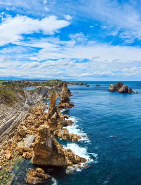Yaz Atlantik Okyanusu kıyı şeridi.