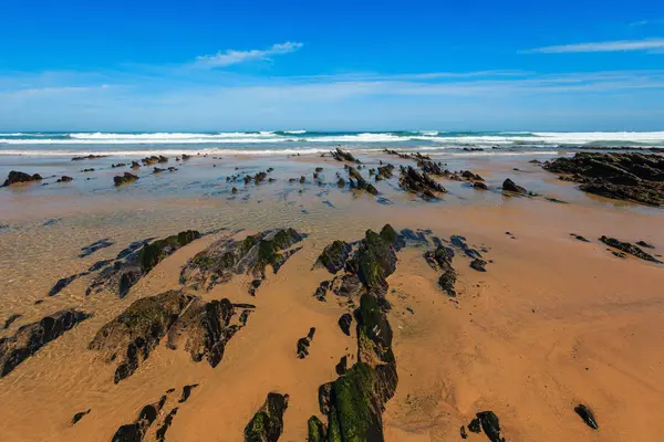 岩层上沙滩 （葡萄牙). — 图库照片