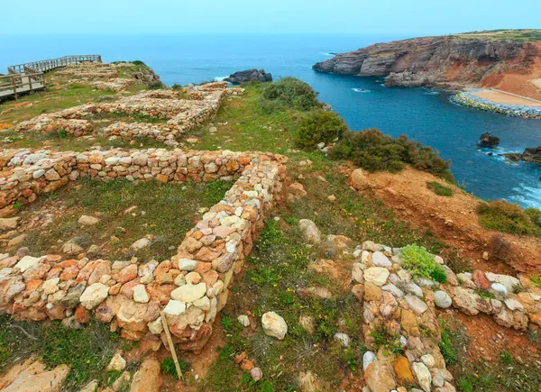 Costa rocciosa atlantica estiva (Algarve, Portogallo ). — Foto Stock