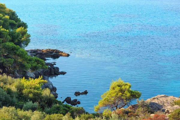 早上爱琴海海岸，遮阳伞和希腊. — 图库照片
