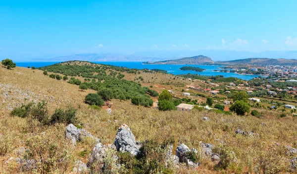 De kust van de stad van Ksamil, Albanië. — Stockfoto