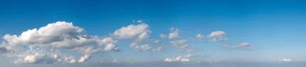 Blauer Himmel Hintergrund mit Wolken — Stockfoto