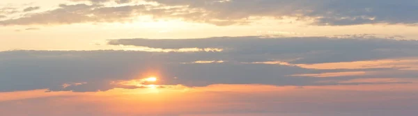 Sunrise gökyüzü panorama bulutlar ile — Stok fotoğraf