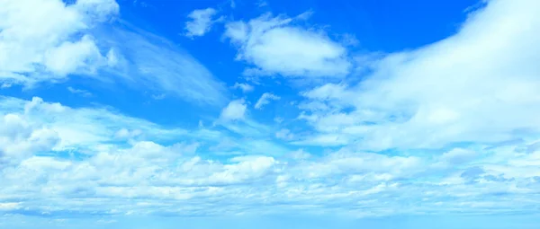 बादल के साथ नीला आकाश पृष्ठभूमि — स्टॉक फ़ोटो, इमेज