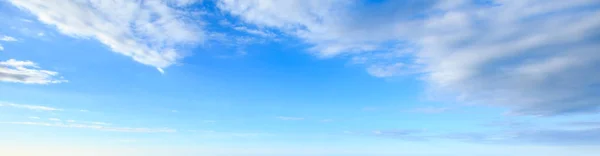 Cielo azul fondo con nubes — Foto de Stock