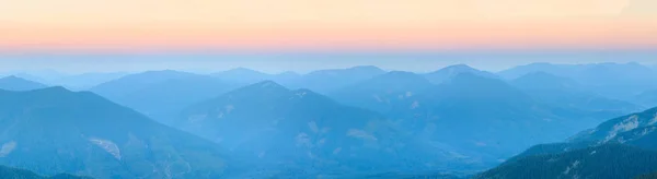 Letní sunrise Karpatské hory. — Stock fotografie
