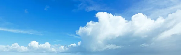 雲と青い空の背景 — ストック写真