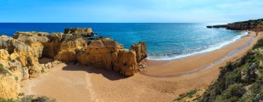Sarı kayalıklarla plaj (Algarve, Portekiz).
