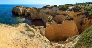 Atlantik kayalık sahil görünümü (Algarve, Portekiz).