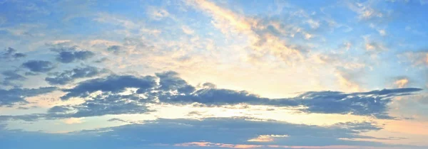 Sunrise sky panorama con nuvole — Foto Stock