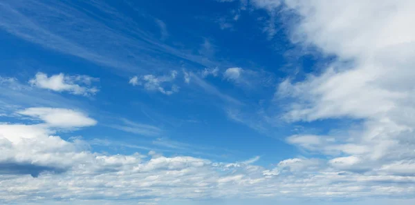 Kék ég háttér felhők — Stock Fotó