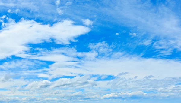 Cielo azul fondo con nubes —  Fotos de Stock