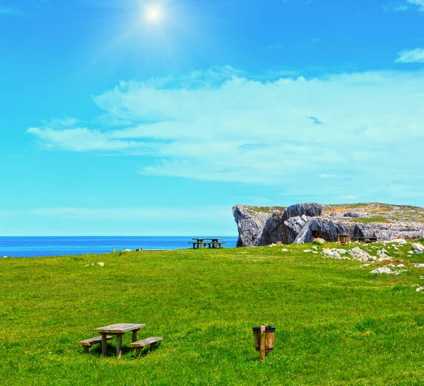 Lugar de descanso en la costa soleada de verano . — Foto de Stock