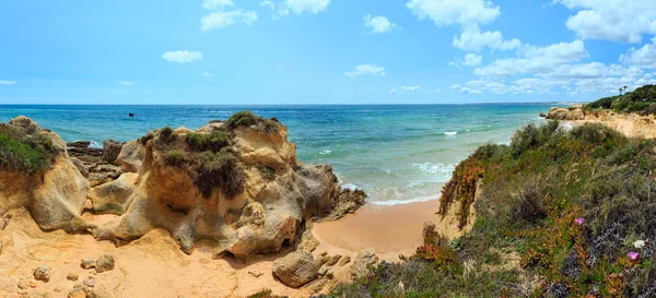 Pohled na skalnaté pobřeží Atlantiku (Algarve, Portugalsko). — Stock fotografie
