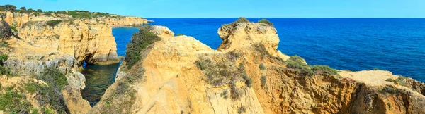 Atlantik kayalık sahil panorama (Algarve, Portekiz). — Stok fotoğraf