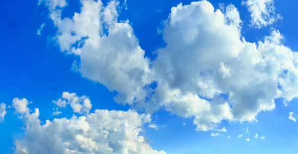 Μπλε γαλάζιο ουρανό με φουντωτό σύννεφα — Φωτογραφία Αρχείου
